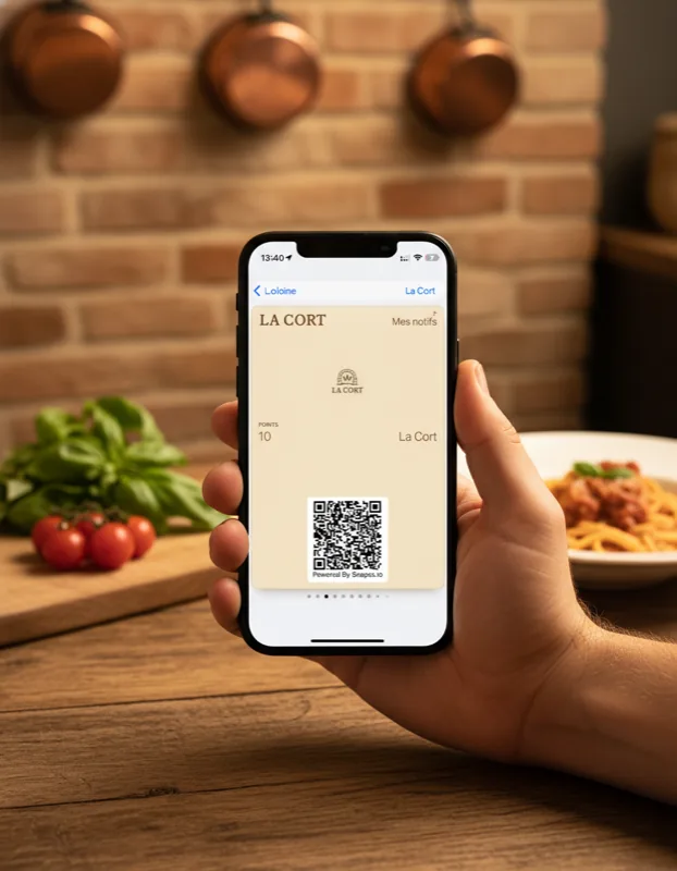 Carte de fidélité La Cort affichée sur iPhone dans une cuisine italienne rustique